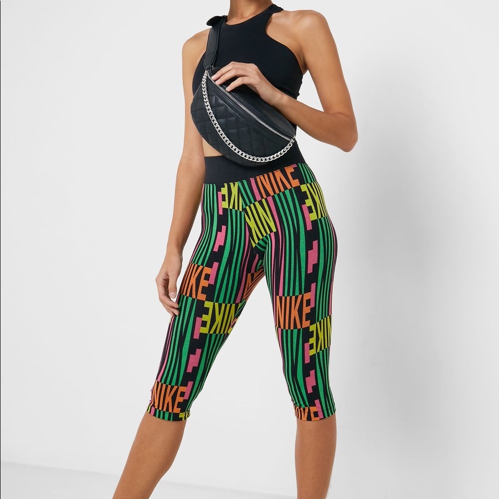 NWT Nike Peace Pack Capris size small